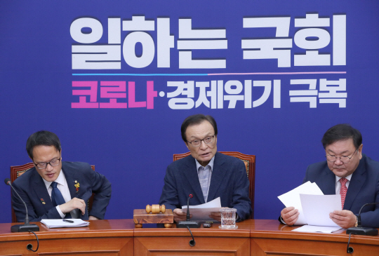 발언하는 민주당 이해찬 대표