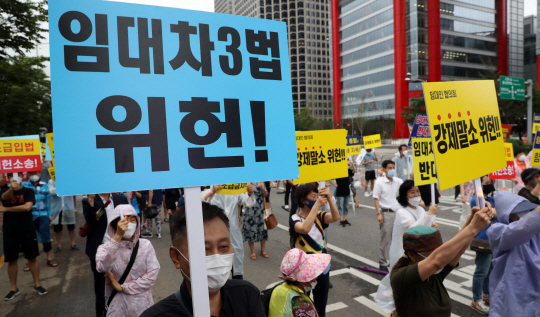 부동산 정책 반대 구호 외치는 시민들
