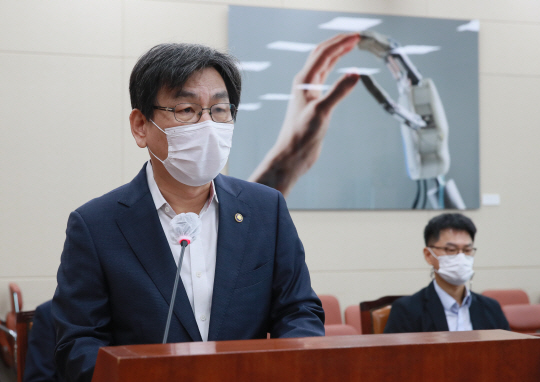 업무보고 하는  엄재식 원자력안전위원장