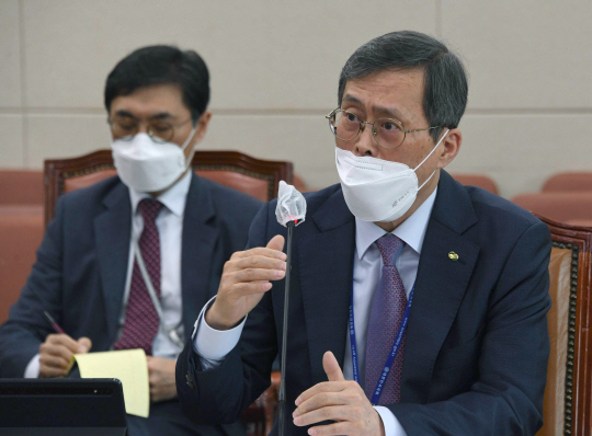 답변하는 정재훈 한국수력원자력 사장