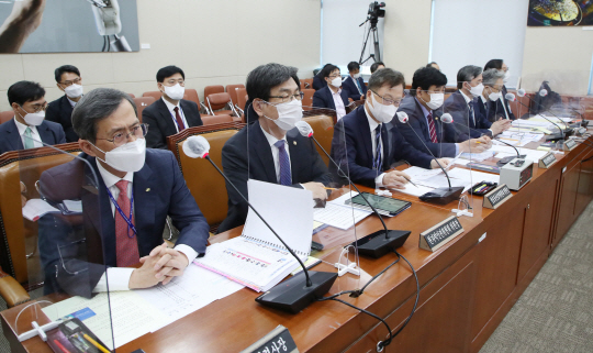답변하는 엄재식 원자력안전위원장