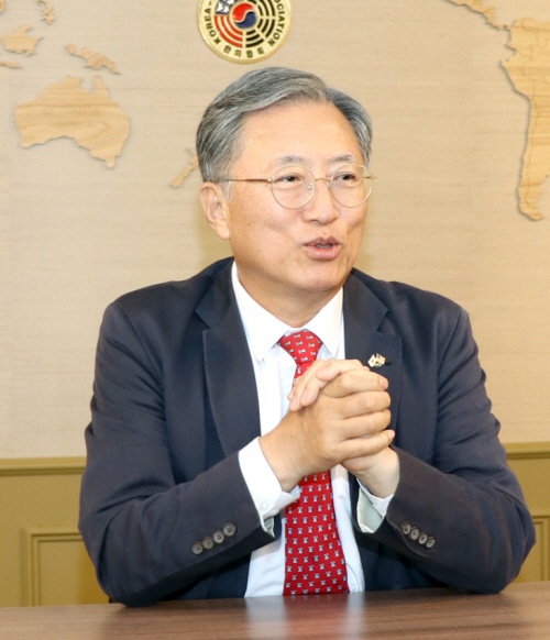 최중경 한미협회장 ``지금 경제 상황선 잘 견디는 수 밖에…유동성 관리 만전``