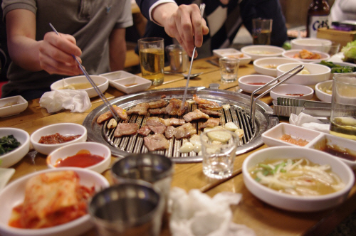 임신한 아내와 술집 결국...깬 소주병으로 야외 흡연자 찔러 체포