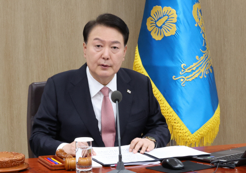 국무회의 도중 코피 흘린 尹대통령…
