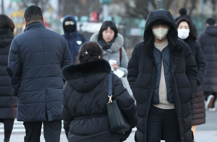 서울 종로구 광화문네거리에서 곳곳 마스크를 쓴 시민들이 이동하고 있다.