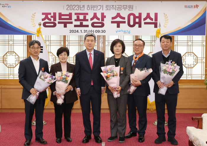 사진.=포항시는 31일 포항시청 대외협력실에서 '2023년 하반기 퇴직자 정부포상 수여식'을 개최했다.
