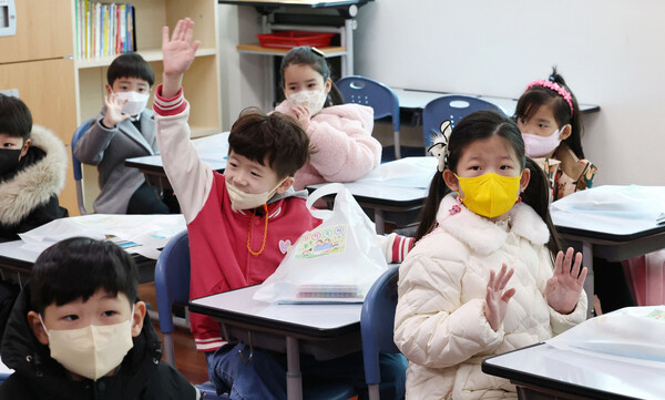 서울 강동구 강빛초등학교에서 열린 입학식에서 1학년 학생들이 친구들과 인사하고 있다.