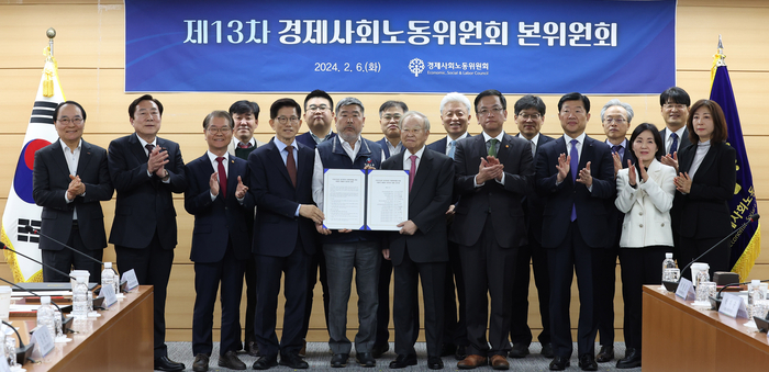기념사진 촬영하는 경사노위 참석자들