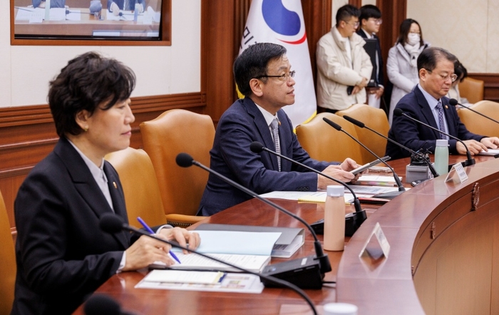 대외경제장관회의에서 정상 경제외교 성과 실현 강조하는 최상목 부총리