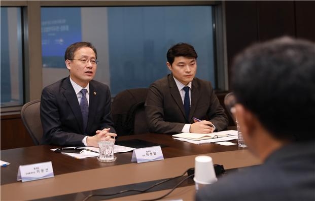 무역협회 현장 목소리 청취하는 이형일 통계청장