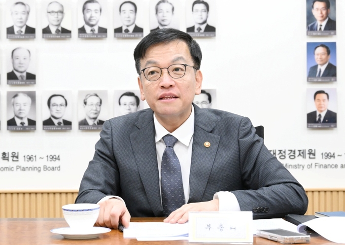 최상목 부총리, 경제현안 관계장관간담회 주재