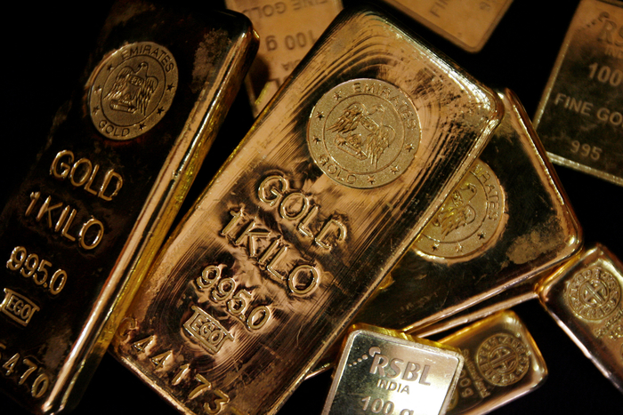 FILE PHOTO: Gold bulls hope short-term bank contagion sparks longer-term rally: Russell