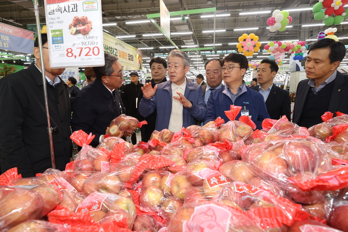강호동 농협중앙회장이 지난 12일 하나로마트를 찾아 농산물 수급 상황을 점검했다.