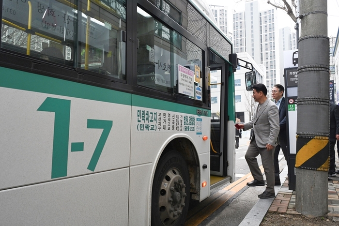 김동근 의정부시장 28일 1-7번 버스 탑승해 학생과 소통