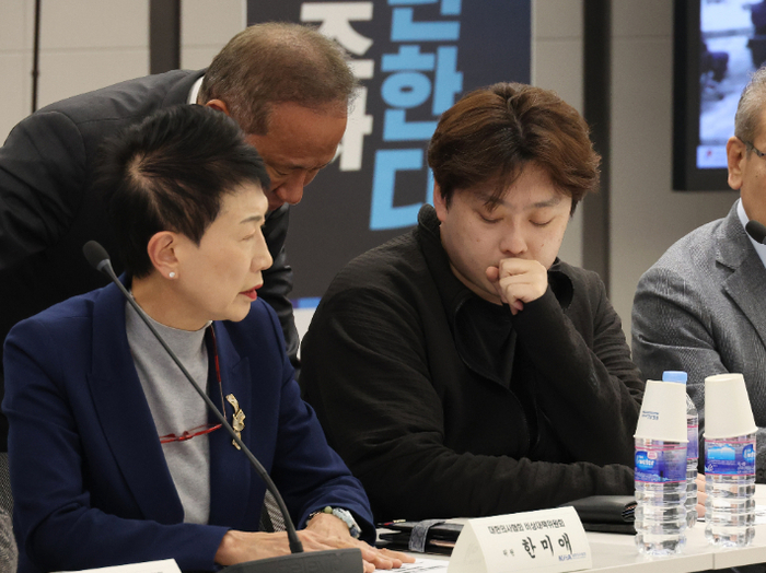 박단 대한전공의협회장이 지난달 31일 서울 용산구 의사협회에서 열린 비대위 회의에 참석해 있다.