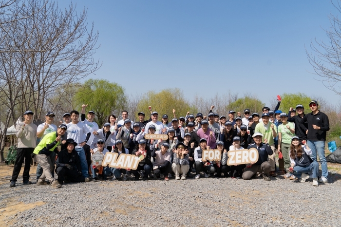9일 미쉐린코리아 직원들이 서울 마포구 노을공원에서 '플랜트 포 제로' 나무심기 봉사활동을 진행한 뒤 기념촬영을 하고 있다.