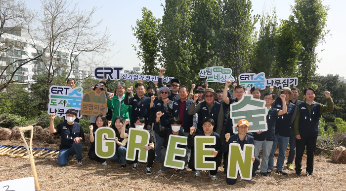 대한상공회의소 신기업가정신협의회(ERT)는 18일 양천구 온수공원에서 'ERT 도시숲 나무심기'행사를 개최했다. 박일준 대한상의 상근부회장(두번째줄