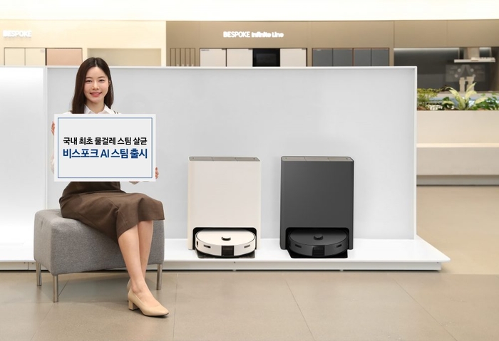 삼성전자 모델이 서울 강남구 논현동에 위치한 삼성스토어 청담점에서 '비스포크 AI 스팀'을 소개하고 있다.