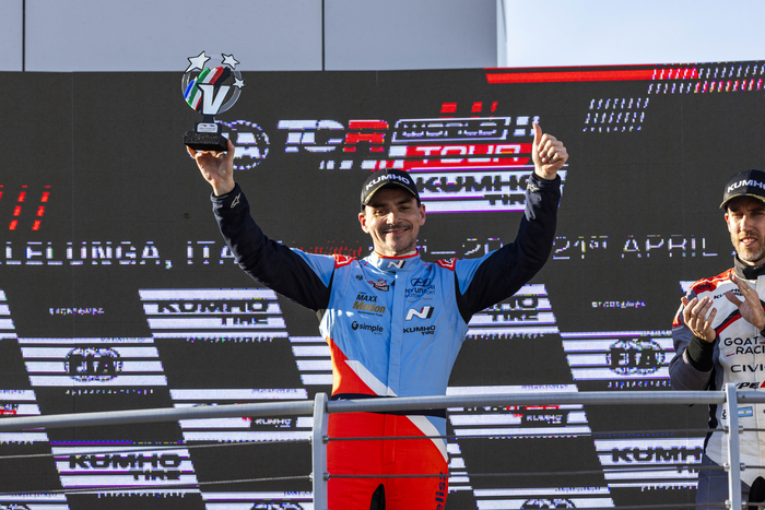 노버트 미첼리즈 선수가 19일(현지시간) 열린 '2024 TCR 월드 투어' 이탈리아 대회에서 우승을 차지하고 포디움에서 기뻐하고 있다.
