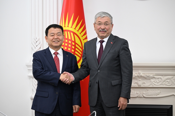 윤석대 한국수자원공사 사장(사진 왼쪽)이 카시말예프 아딜베크 알레쇼비치 키르기스스탄 제1부총리와 만나 물 문제 해결을 위한 협력방안을 논의했