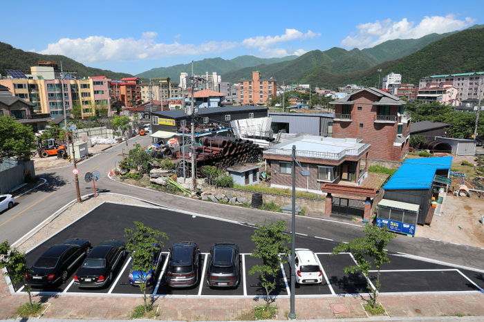 강원도 인제군에 있는 자투리땅을 활용해 마련한 주차장 모습