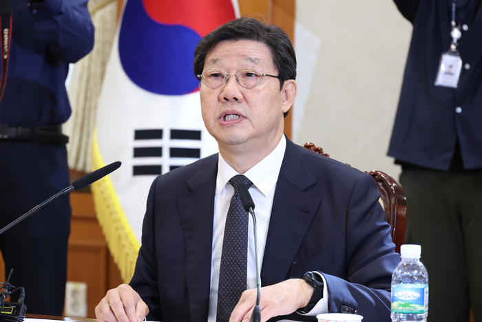 의료 개혁 특위 첫 회의에서 발언하는 노연홍 위원장