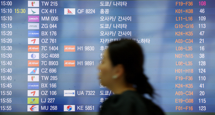 국내 항공사 주가가 여름 휴가철과 유가 하락으로 급등하고 있다. 인천국제공항 제1여객터미널 출국장에 설치된 비행 스케줄 스크린에 일본행 항공편 