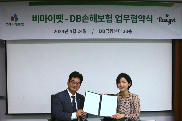 지난 24일 서울시 강남구 DB금융센터에서 이민우 DB손해보험 본부장(왼쪽)과 성현진 비마이펫 대표가 업무협약을 맺고 기념촬영을 하고 있다.