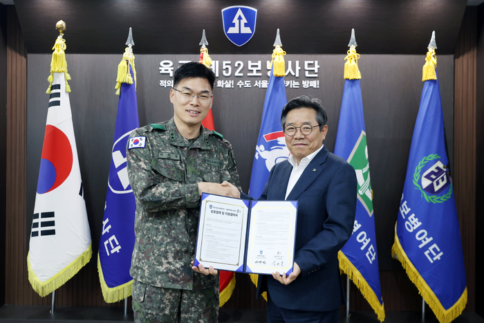 김헌동 SH공사 사장(오른쪽)과 이우헌 육군 제52보병사단장이 업무협약 체결 후 협약서를 들어보이고 있다.