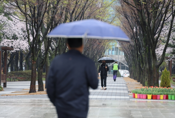 내리는 봄비로 시민들이 우산을 쓰고 걷고 있다.연합뉴스