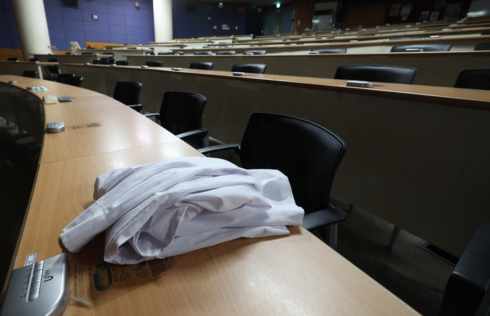 경북대 의대, 비대면으로 수업 재개…강의실은 여전히 '텅'
