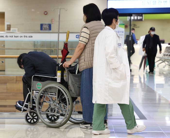 서울 소재 대학 병원에서 한 의사가 이동하고 있다.연합뉴스