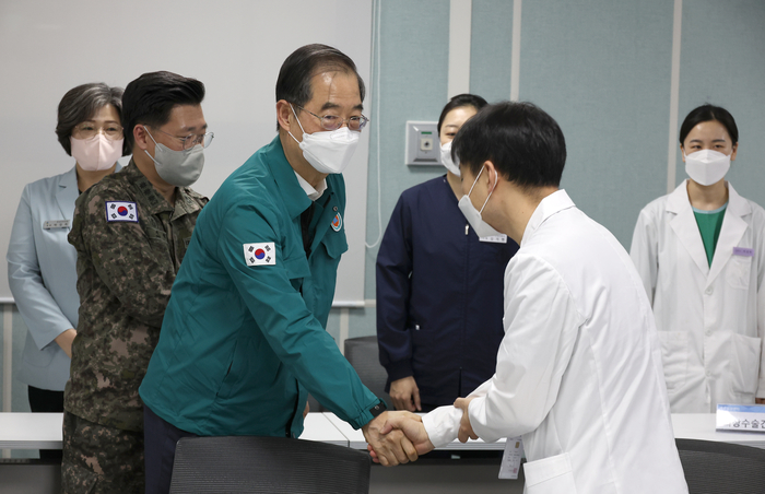 한덕수 국무총리가 의사 집단행동 관련 특별 근무중인 경기도 성남 국군수도병원을 방문해 의료진과 인사하던 모습.연합뉴스