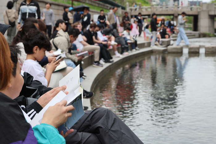 서울 종로구 청계천에서 시민들이 독서 및 휴식을 즐기고 있다.연합뉴스