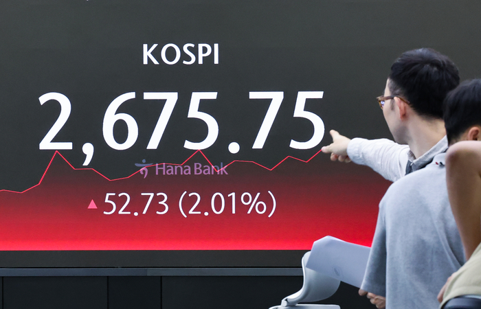 24일 오후 서울 중구 하나은행 본점 딜링룸 현황판.연합뉴스