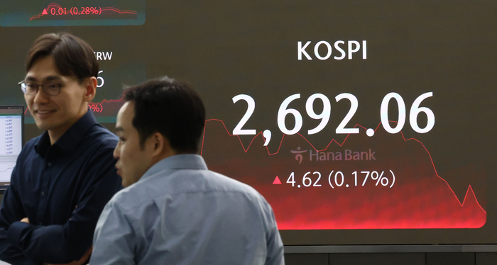 30일 오후 서울 중구 하나은행 본점 딜링룸 전광판.연합뉴스