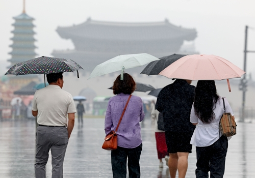 어린이날인 5일 비가 내리는 서울 광화문광장에서 시민들이 우산을 쓴 채 걸어가고 있다. 20