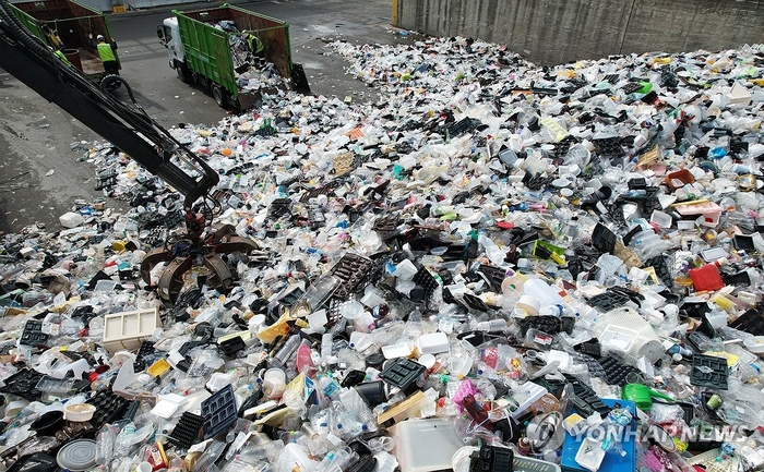 경기 수원시 영통구 수원시자원순환센터에서 플라스틱 폐기물이 처리되고 있다.