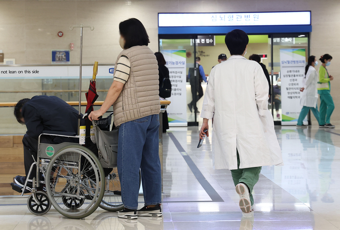 서울 소재 대학 병원에서 한 의사가 이동하고 있다.연합뉴스