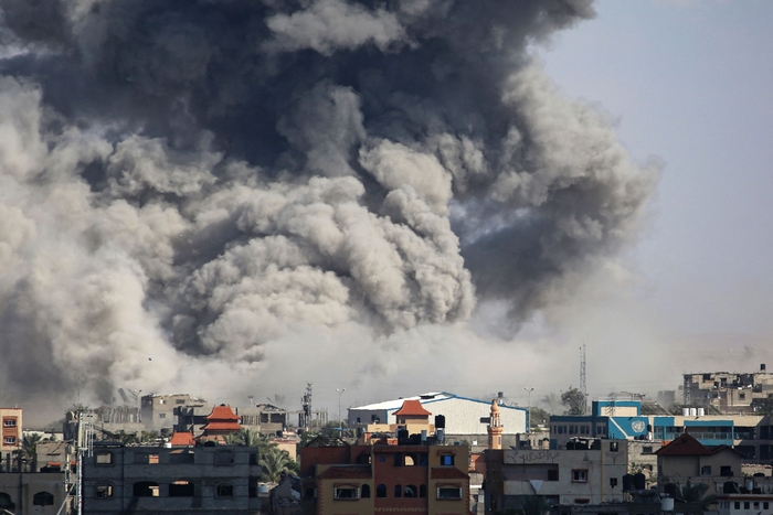 이스라엘 측이 가한 폭격으로 연기가 피어 오르는 팔레스타인 가자지구 라파.AFP/연합뉴스