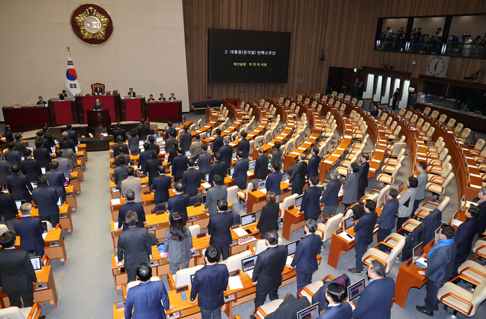더불어민주당 박찬대 원내대표 등 야당 의원들이 7일 오후 국회 본회의에서 비상계엄해제요구결의안에 참석한 국민의힘 의원들의 이름을 호명하고 있