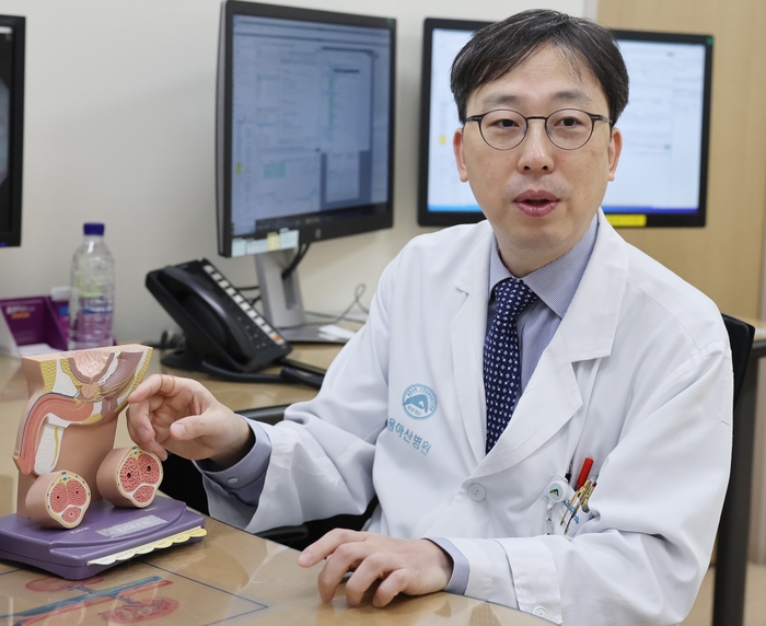 [사진] 정인갑 서울아산병원 비뇨의학과 교수가 환자에게 소변 DNA 메틸레이션 검사 등 방광암 진단법에 대한 설명을 하고 있다.