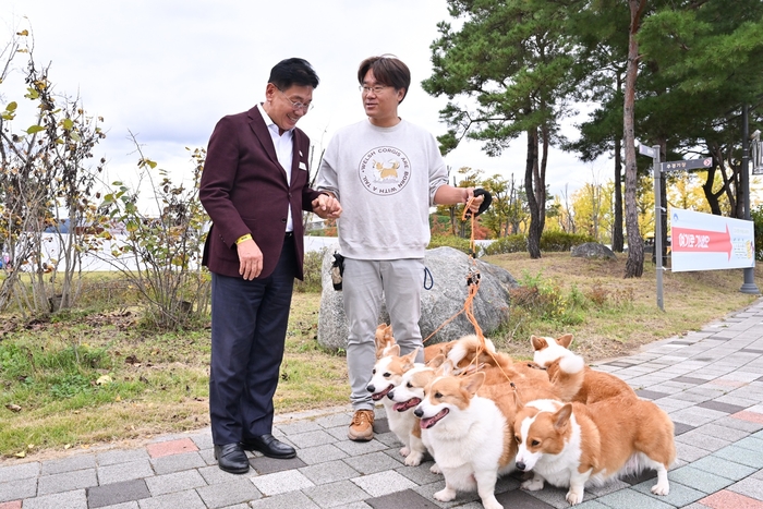 '8코기네 왕아빠' 전승우 양평군 신규 홍보대사(오른쪽)