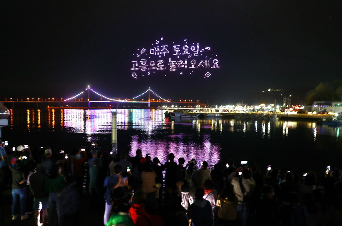 고흥군, 2025 고흥 녹동항 드론쇼 첫 공연 선보여