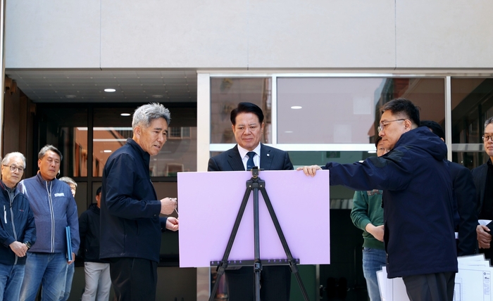 최대호 안양시장(가운데) 29일 호계1동 행정복지센터 신축 청사 방문