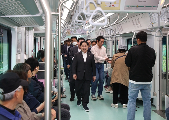 주광덕 남양주시장 1일 마석-상봉 셔틀 열차 첫 운행 현장점검
