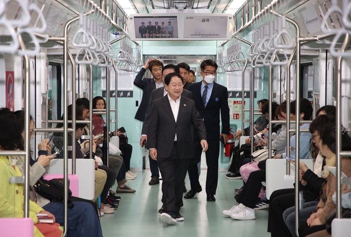 주광덕 남양주시장 1일 마석-상봉 셔틀 열차 첫 운행 현장점검