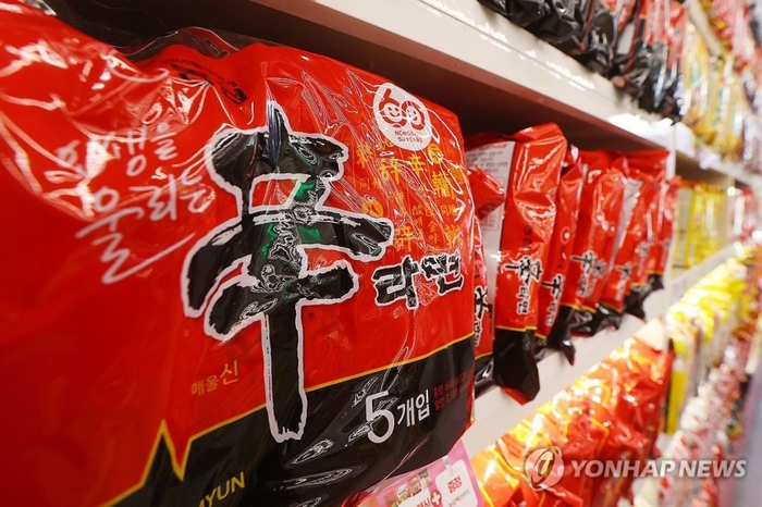 서울 시내 한 편의점에 진열된 신라면. [사진=농심]