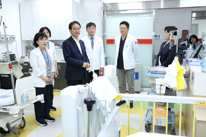 이동환 고양특례시장(왼쪽 두번째) 일산병원 방문해 병원 관계자 설명 청취