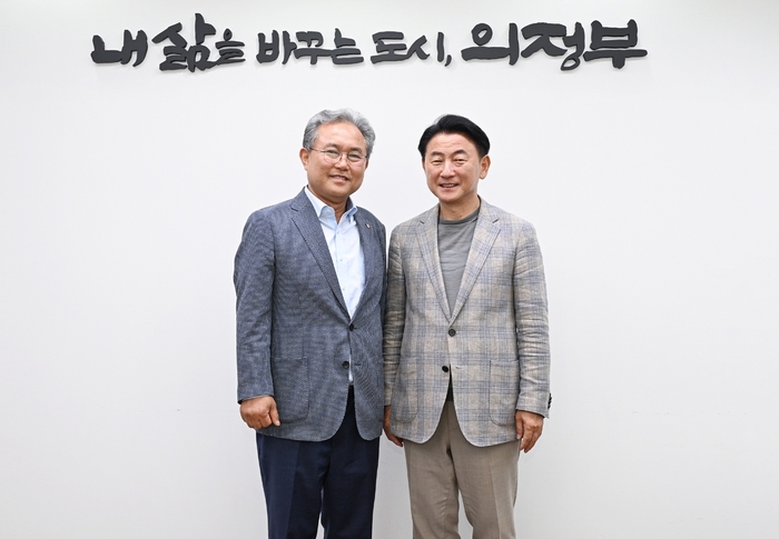 김동근 의정부시장(오른쪽)-김명수 의정부농협 조합장 21일 시장실에서 차담회 마련